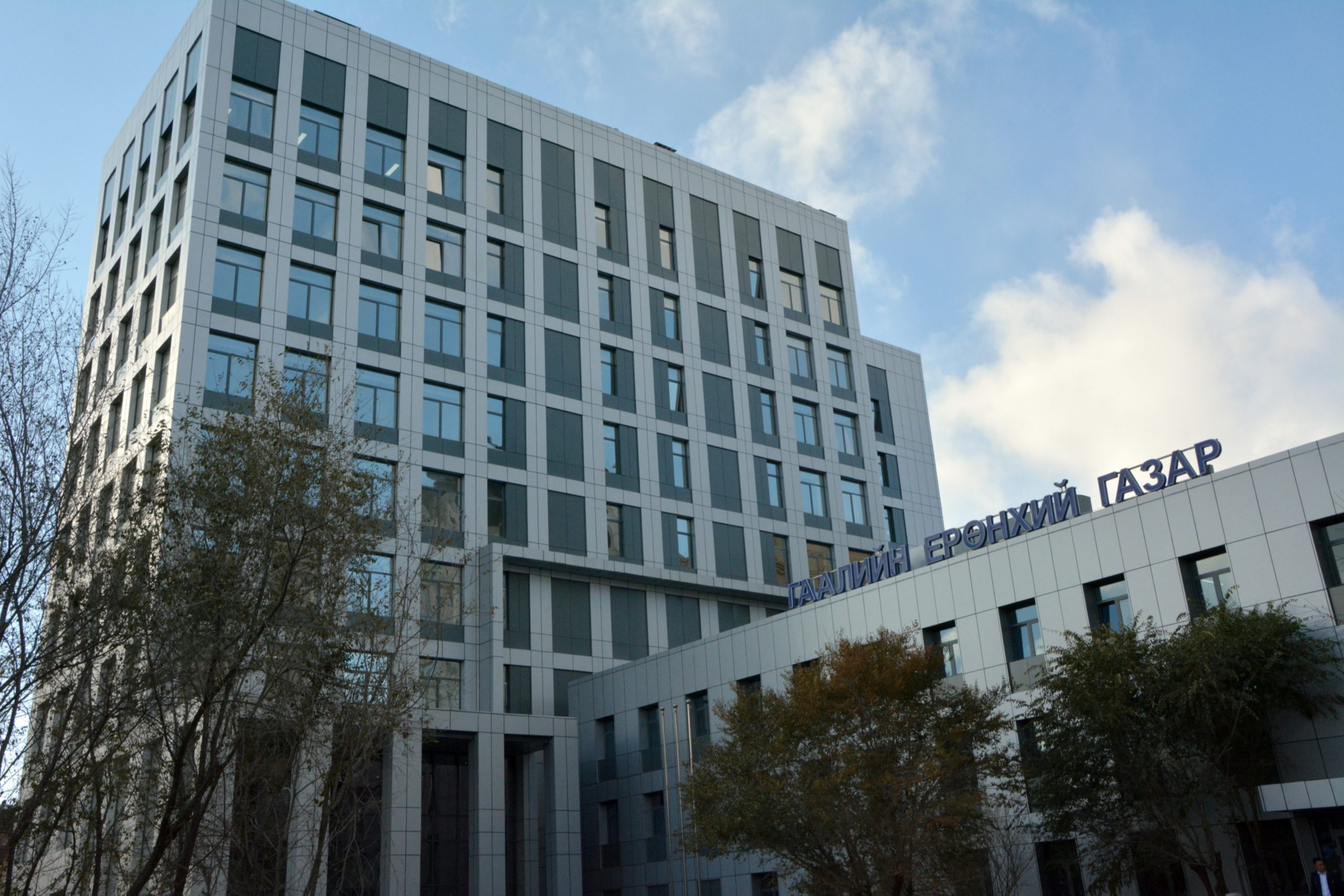 Олон удаагийн үйлдлээр их хэмжээний авлига авсан гаалийн байцаагчдыг саатууллаа